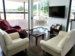 ゆったりスペースでは、奥様がIHクッキングヒーターでお料理の勉強をしている間、ご主人様はテレビでも見てごゆっくりおくつろぎ下さい