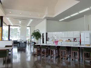 カウンター IHクッキングヒーターで試作したお料理は、カウンターでご試食頂き、そのおいしさをご確認下さい。