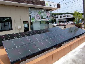 太陽光パネル 多気方面から来るととても目立つ、この太陽光パネル実際に発電中です。店内で発電モニターも動いておりますので、お時間があればお立ち寄り下さい。