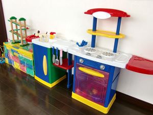 KIDSコーナーでは、おもちゃのキッチンなどお子様が遊べるものもご用意しています。お子様連れでも是非どうぞ。