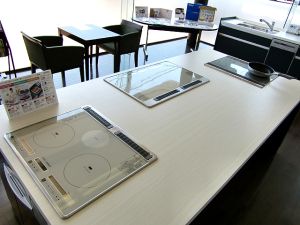 IHクッキングヒーターの展示コーナーです。実際に5台のIHクッキングヒーターが稼働していますので、お湯の沸く速さ等実感して頂けます。 5人程度のグループでお申し込み頂けましたら簡単なIH料理教室もさせて頂きます。是非ご利用下さい。